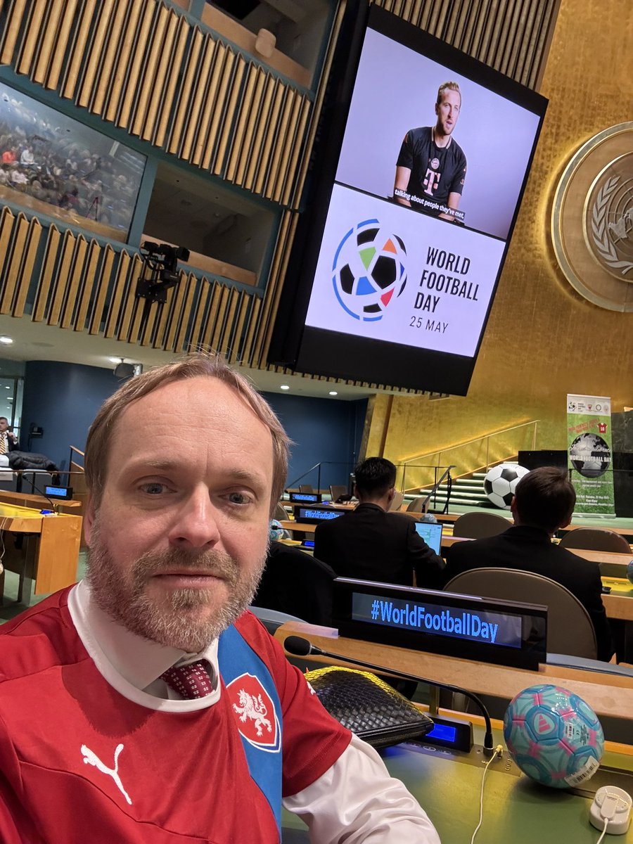 ⚽️Football unites the world! V 🇺🇳OSN si připomínáme mezinárodní den fotbalu (25.5.). Pro mnohé zábava, pro některé životní styl, ale hlavně tenhle nejpopulárnější sport nás spojuje, bez ohledu na věk, národnost nebo kontinent. 
#WorldFootballDay <a href="/ceskarepre_cz/">Česká fotbalová reprezentace</a> <a href="/FIFAcom/">FIFA</a>