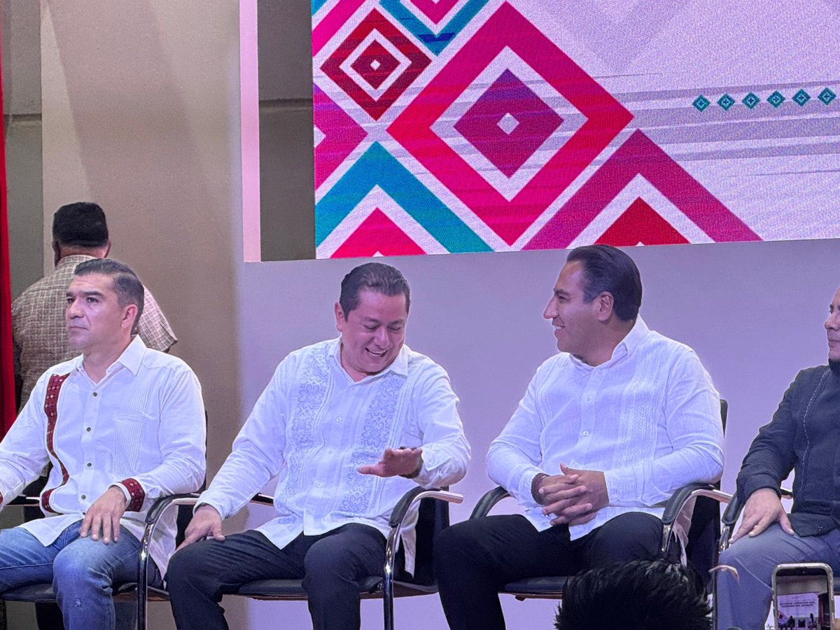 GabyCoutino's tweet photo. Le ponen "palomita" a la iniciativa de @gnietoarreola,
#ConsejeroJurídico del @ChiapasGobierno. El gobernador @ramirezlalo_, medio centenar de #Abogados de la #AdministraciónPública, secretarios de estado y representantes de los #TresPoderes atestiguan instalación de la #ComisiónDeEstudiosJurídicos del estado