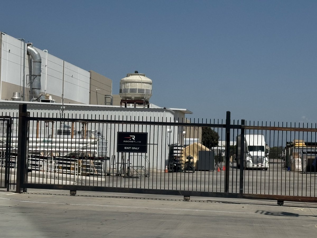 MrsIglesiasRKLB's tweet image. Updated pics of #RocketLab HQ Long Beach as well as the old Virgin Orbit huge facility they acquired. Twice as many Rocket Lab t-shirts walking around from previous. #RKLB.