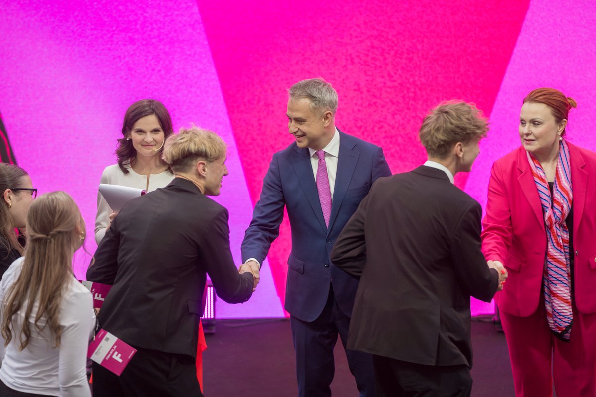 Ministerstwo Cyfryzacji (@cyfra_gov_pl) on Twitter photo Podczas Wielkiego Finału Olimpiady Zwolnieni z Teorii wicepremier i minister cyfryzacji <a href="/KGawkowski/">Krzysztof Gawkowski</a> oraz wiceminister cyfryzacji <a href="/DStanderski/">Dariusz Standerski</a> wręczyli Złote Wilki dla najlepszych projektów społecznych z całej Polski, a także nagrody w Rankingu Szkół 🏆🎓
💬 Zwolnieni z Teorii to Podczas Wielkiego Finału Olimpiady Zwolnieni z Teorii wicepremier i minister cyfryzacji <a href="/KGawkowski/">Krzysztof Gawkowski</a> oraz wiceminister cyfryzacji <a href="/DStanderski/">Dariusz Standerski</a> wręczyli Złote Wilki dla najlepszych projektów społecznych z całej Polski, a także nagrody w Rankingu Szkół 🏆🎓
💬 Zwolnieni z Teorii to