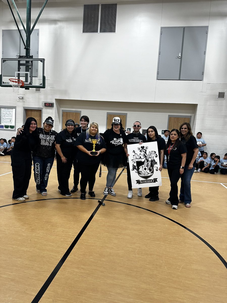 JQAEaglesDISD's tweet image. Our staff did a great job bringing it today!! 💙❤️💚🖤 We are excited for next year as it will be better and bigger!! JQA doesn’t know what is to come…. 👀👀 @ronclarkacademy @_HectorMartinez @LauraRubioGarza