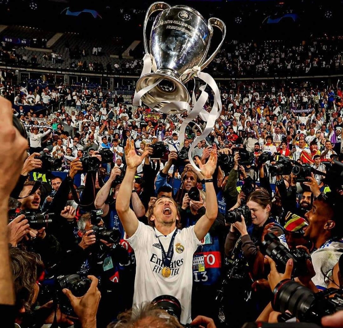 Albagar86's tweet photo. Un día duro, muy duro!! Decir adiós a Modric es muy difícil… Uno de los mejores del Madrid y de la historia del fútbol!! 
Hasta Siempre Leyenda!! Te queremos @lukamodric10 🤍 #GraciasLuka https://t.co/ty9cwzQB8x