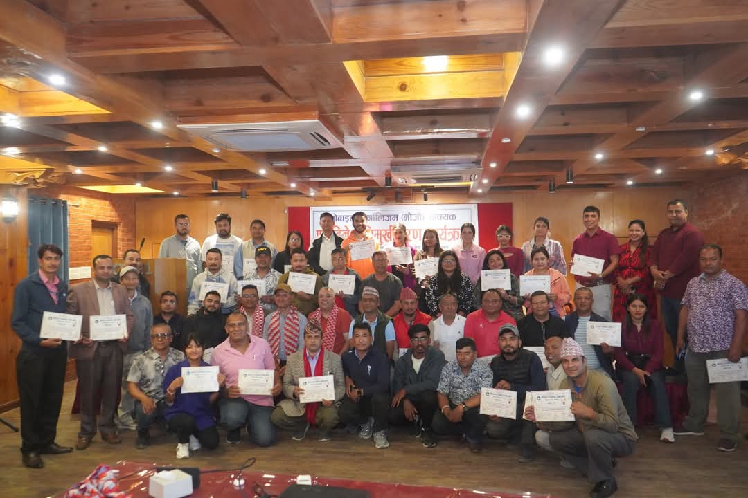 Bikash_PJ's tweet image. नेपाल पत्रकार महासघ भक्तपुरका साथीहरूसग मोबाइल जर्नालिज्मको बारेमा आफनो अनुभव साटासाट र केही सिकाउने जर्मर्को गरियो। शाखा अध्यक्ष सुन्दर सिल्पाकार र कार्यसमिति सहित सम्पुर्ण सदस्यप्रती आभार।   Video by : Ram G Tamakhu 
Photo by: Narayan Thapa #mojo #mobilejournalism  @CMR_Academy