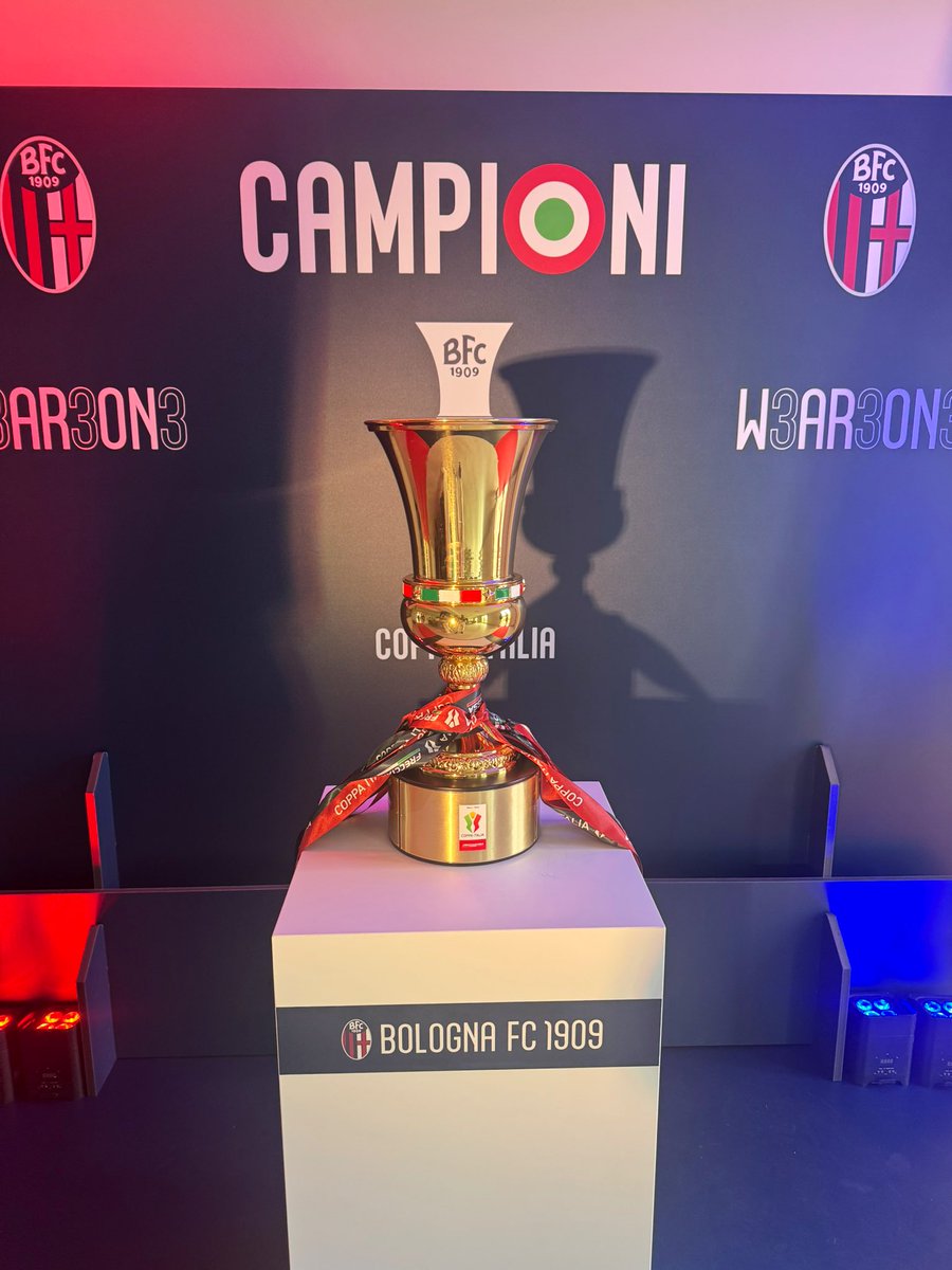 l_desilvestri's tweet photo. Felicità con chi c’è sempre stato! ❤️💙
#coppaitalia #storia https://t.co/Whn34y4G2B