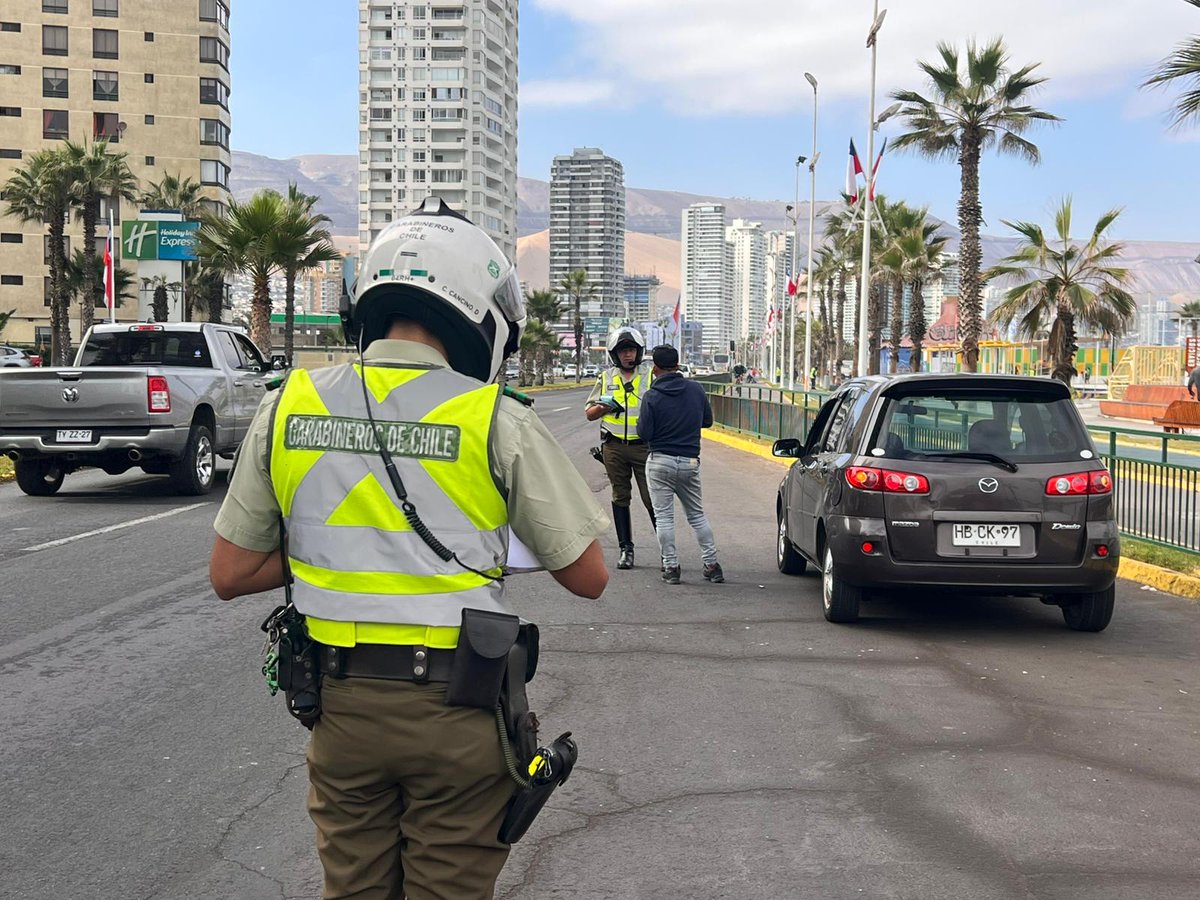 MTTTarapaca's tweet photo. #Conaset | En el marco de la campaña #MayoVital impulsada por el @MTTChile, a través de la @conaset, hoy en la costanera de #Iquique se llevó a cabo un importante operativo en conjunto con la SIAT de Carabineros de Chile, junto al equipo de @Fisca_MTT https://t.co/zZNcv0teis