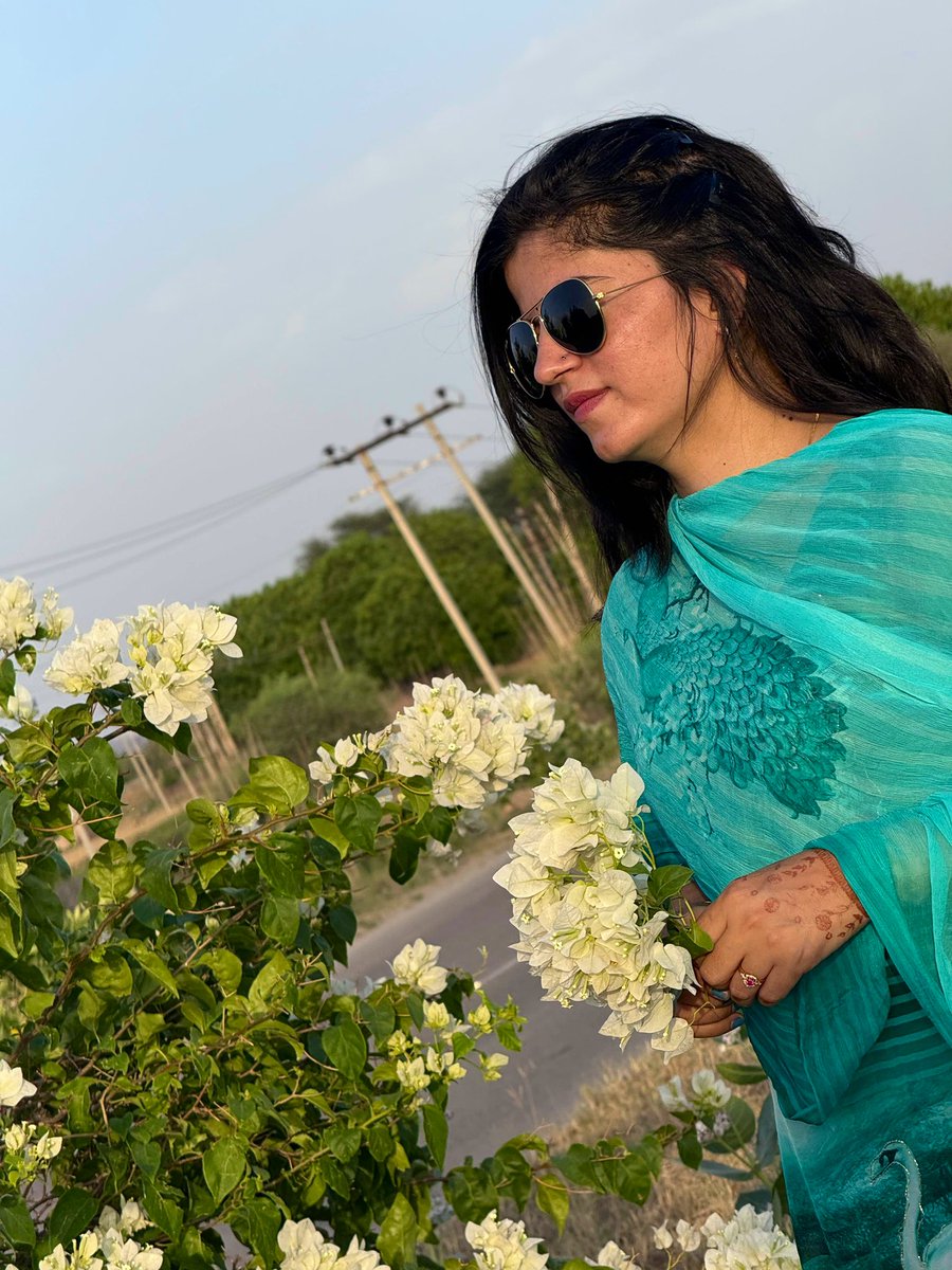 हम तो आँखों में संवरते हैं, वही संवरेंगे,

हम नहीं जानते आईने कहाँ रखें हैं….....!!!🌟🌼🧡❤️