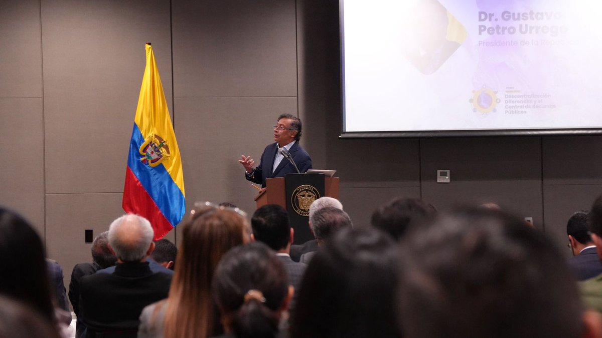 "Descentralización, no es necesariamente democratización. Democratizar, es entregarle poder a la ciudadanía, implica conciencia ciudadana, más soluciones en lo local que lo nacional" <a href="/petrogustavo/">Gustavo Petro</a>