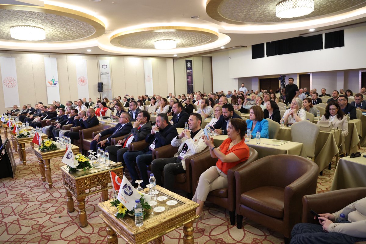 🔚 Tıbbi Cihaz Yönetişim Zirvesi tamamlandı!
📣 Başkanımız Fatin Dağçınar yerli üretimi ve kümelenmemizi anlattı.
👩‍⚕️ Dr. Bahar Taşdelen Engin moderatörlüğünde
Dr. Elif Güler Kazancı, Dr. Nedim Ongun, Dr. Dursun Topal, Dr. M. Sırrı Kotanoğlu katkı sundu.
🇹🇷  #TıbbiCihazZirvesi