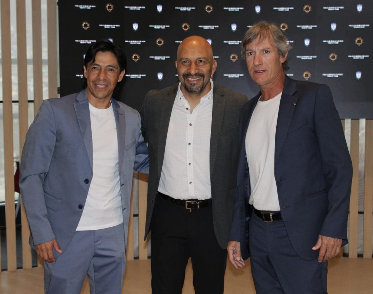 TRES TUZOS, TRES LEYENDAS 🙌🏼🙌🏼🙌🏼🏆⚽️
Beto Rodríguez, Oscar “Conejo” Pérez y Gabriel Caballero jugaron con México 🇲🇽 una Copa del Mundo…. ¿la recuerdan?
#TrophyTour #FIFA #Pachuca