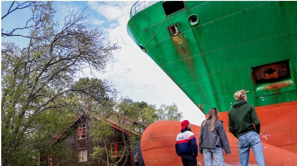 BartGonnissen's tweet image. 135-metre cargo ship, NCL Salten, crashes into homeowner's garden,(Norway’s Trondheim fjord) barely missing his house: 'My neighbour knocked on the door and asked if I had seen the ship' (📸ANP / Jan Langhaug / NTB / AFP)