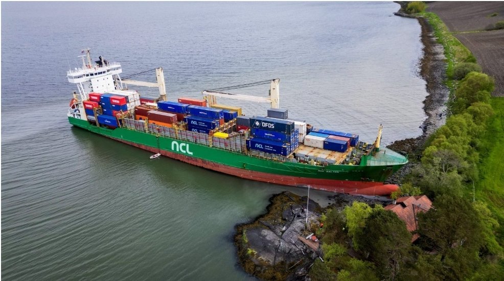 BartGonnissen's tweet image. 135-metre cargo ship, NCL Salten, crashes into homeowner's garden,(Norway’s Trondheim fjord) barely missing his house: 'My neighbour knocked on the door and asked if I had seen the ship' (📸ANP / Jan Langhaug / NTB / AFP)