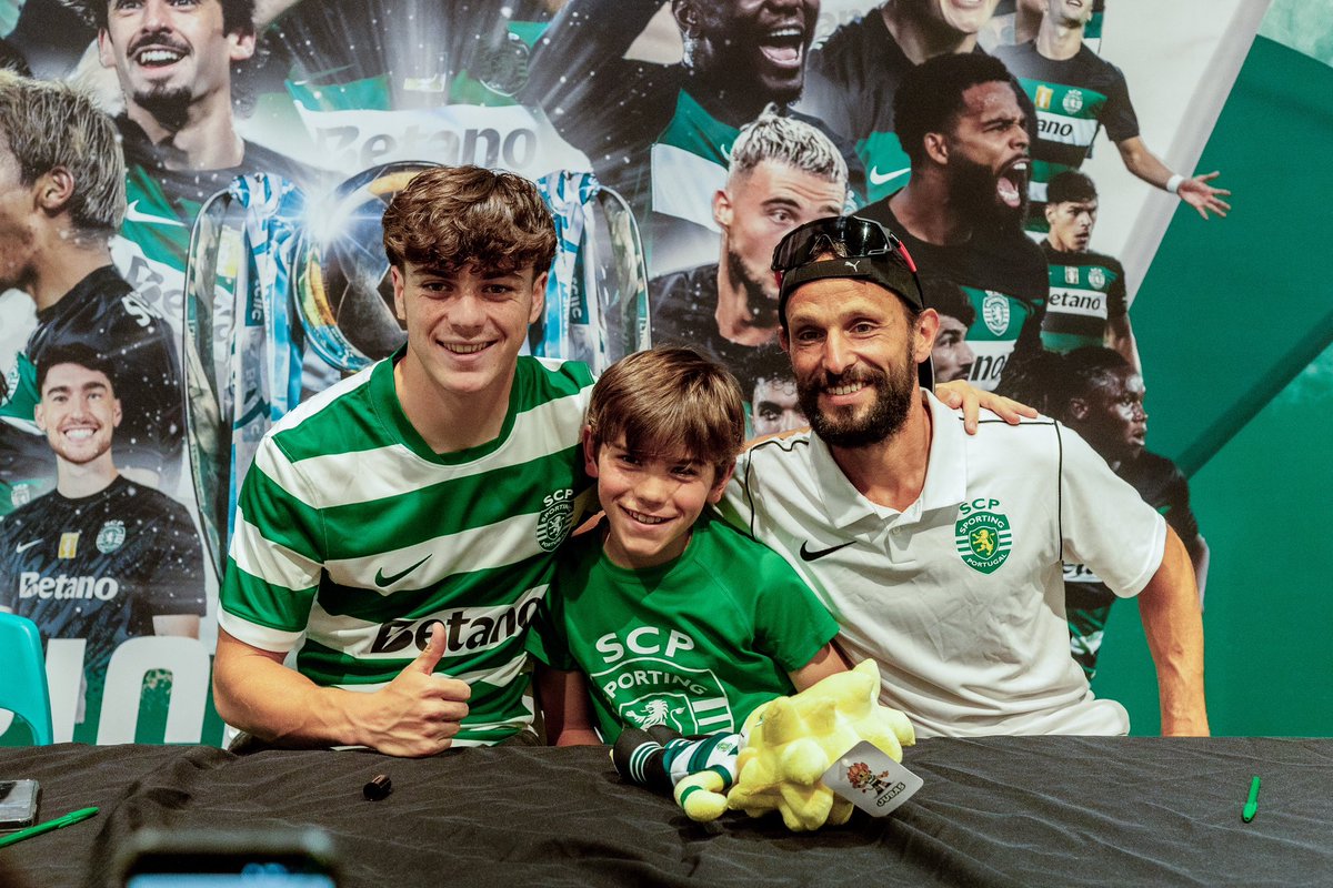 SportingCP's tweet photo. Novo equipamento ✔️ Sessão de autógrafos ✔️

Os Leões do #SportingB estiveram ontem na #LojaVerde a comemorar a subida à Liga Portugal 2 com os Sportinguistas 🤝✍️ https://t.co/3heSR2f6ur