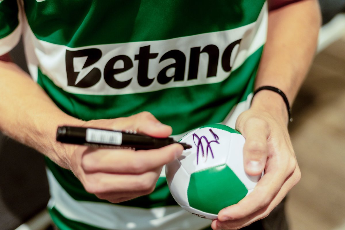 Novo equipamento ✔️ Sessão de autógrafos ✔️

Os Leões do #SportingB estiveram ontem na #LojaVerde a comemorar a subida à Liga Portugal 2 com os Sportinguistas 🤝✍️