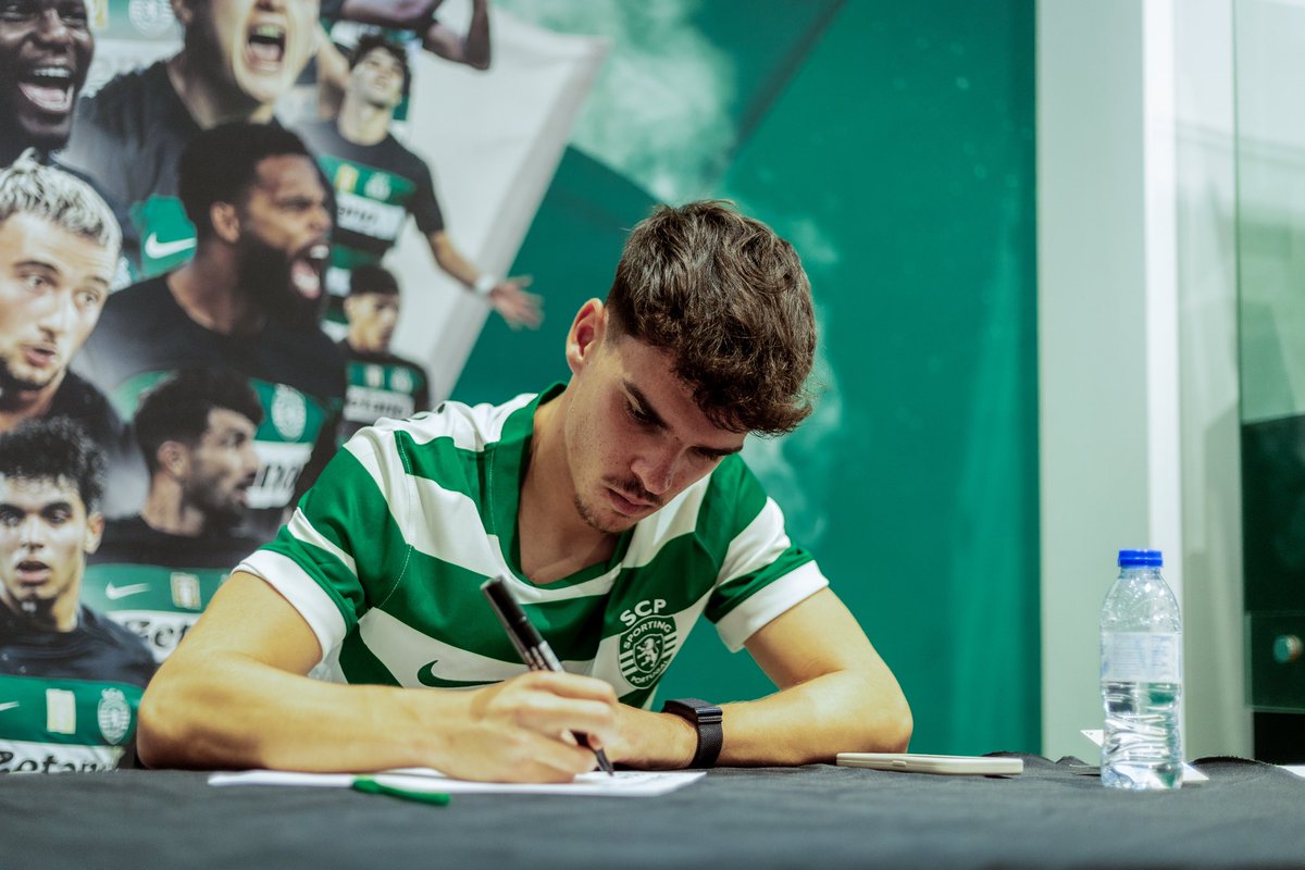 SportingCP's tweet photo. Novo equipamento ✔️ Sessão de autógrafos ✔️

Os Leões do #SportingB estiveram ontem na #LojaVerde a comemorar a subida à Liga Portugal 2 com os Sportinguistas 🤝✍️ https://t.co/3heSR2f6ur
