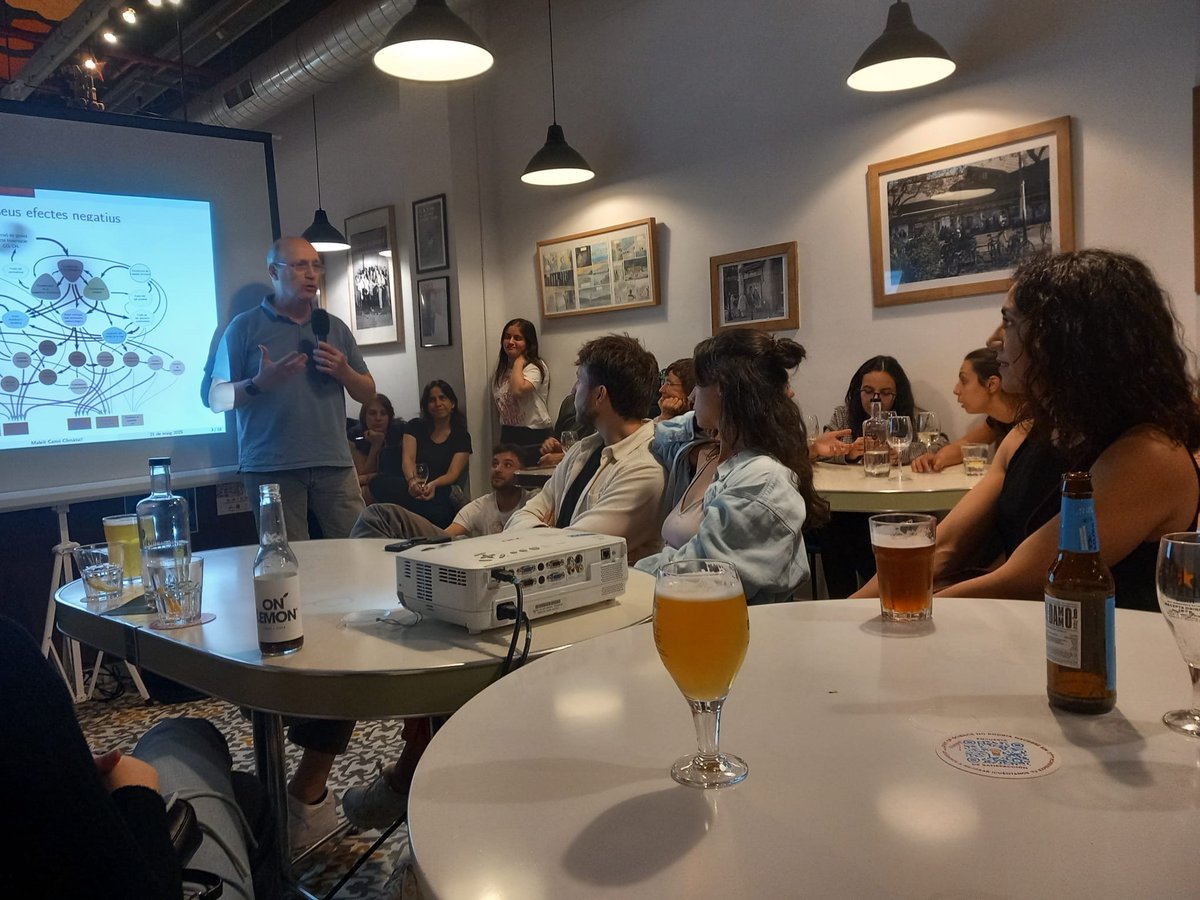 GEO3BCN - CSIC (@geo3bcn_csic) on Twitter photo 🌐 <a href="/JDiazCusi/">Jordi Diaz Cusi</a> va parlar de terratrèmols
🌡️ Santiago Giralt sobre canvi climàtic
🙌 I Várvara Vedia (<a href="/dtgeo_eu/">DT-GEO</a>) va participar com a organitzadora de les sessions a <a href="/CanBatllo/">Can Batlló</a>
Més informació sobre aquesta iniciativa: 🔗f.mtr.cool/wenrzrwkzv 🌐 <a href="/JDiazCusi/">Jordi Diaz Cusi</a> va parlar de terratrèmols
🌡️ Santiago Giralt sobre canvi climàtic
🙌 I Várvara Vedia (<a href="/dtgeo_eu/">DT-GEO</a>) va participar com a organitzadora de les sessions a <a href="/CanBatllo/">Can Batlló</a>
Més informació sobre aquesta iniciativa: 🔗f.mtr.cool/wenrzrwkzv