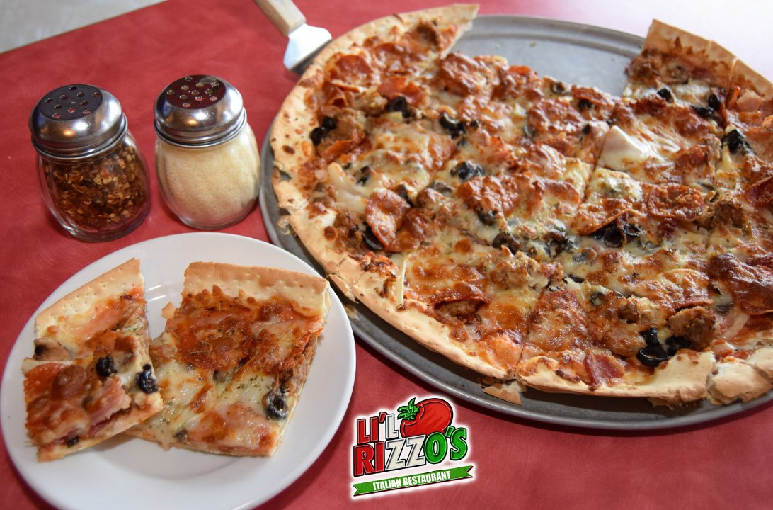 EVERYBODY LOVES PIZZA!🍕🥰
If you've got a group of hungry people to feed, Li'l Rizzo's pizza is a meal that every one of them will agree on! (Maybe not on which toppings, but you can order more than one pizza to fix that.😉🍕🍕)

#Pizza #ItalianRestaurant #LakeOfTheOzarks