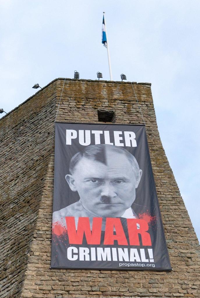 KarmenJoller's tweet image. Valitsuse istung toimus täna Eesti kaunis piirilinnas Narvas. Külastasime Narva Muuseumi – sõnumiviijat Venemaale. Mäletate neid 9. mai plakateid, mis avalikult ütlesid, et Putin on sõjakurjategija? Just selle algatuse eest pälvis direktor Maria Smorževskihh-Smirnova Aasta…