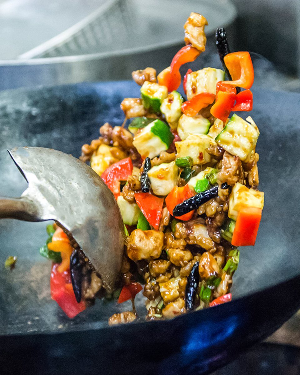 ¡Listo para una explosión de sabor?
 Kung Pao Chicken tiene ese toque picante que te está esperando. ✨🍗
 Cada mordida te hará querer más. ¡No te quedes con las ganas! 😍