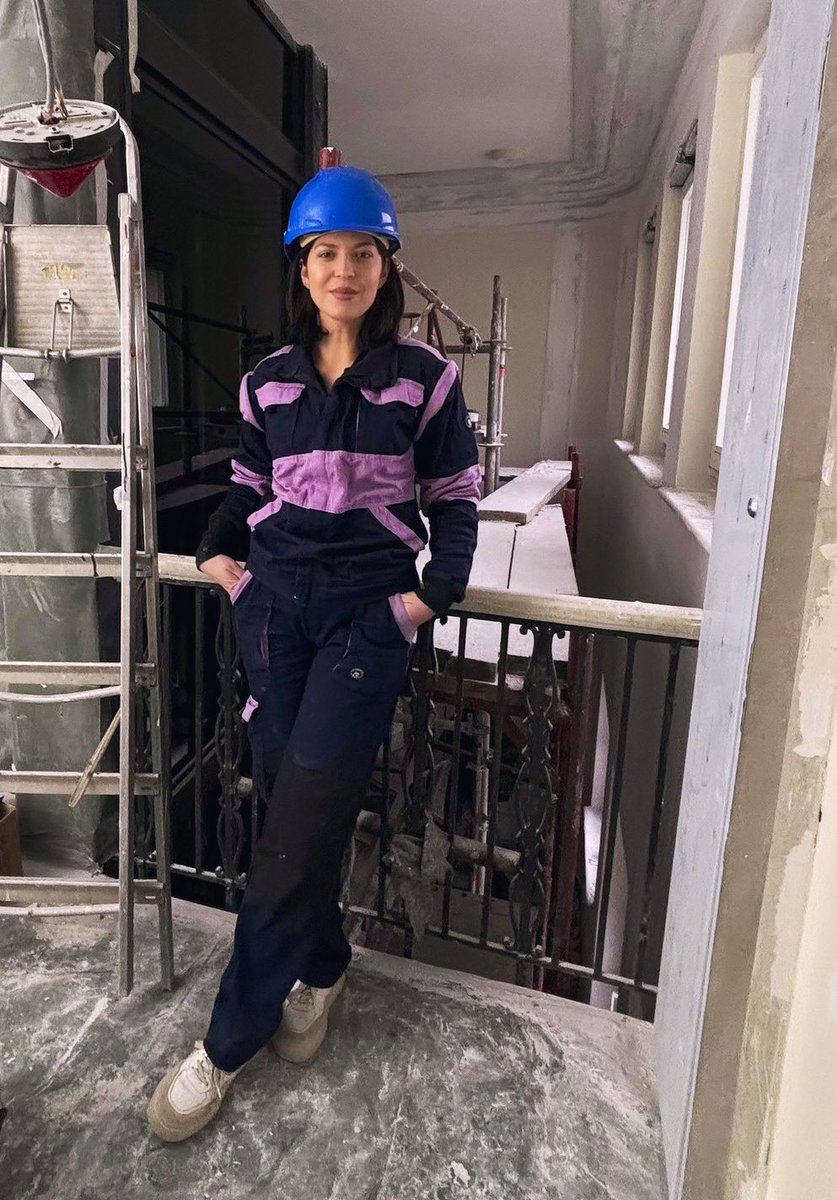 👷🏻‍♀️🏗️