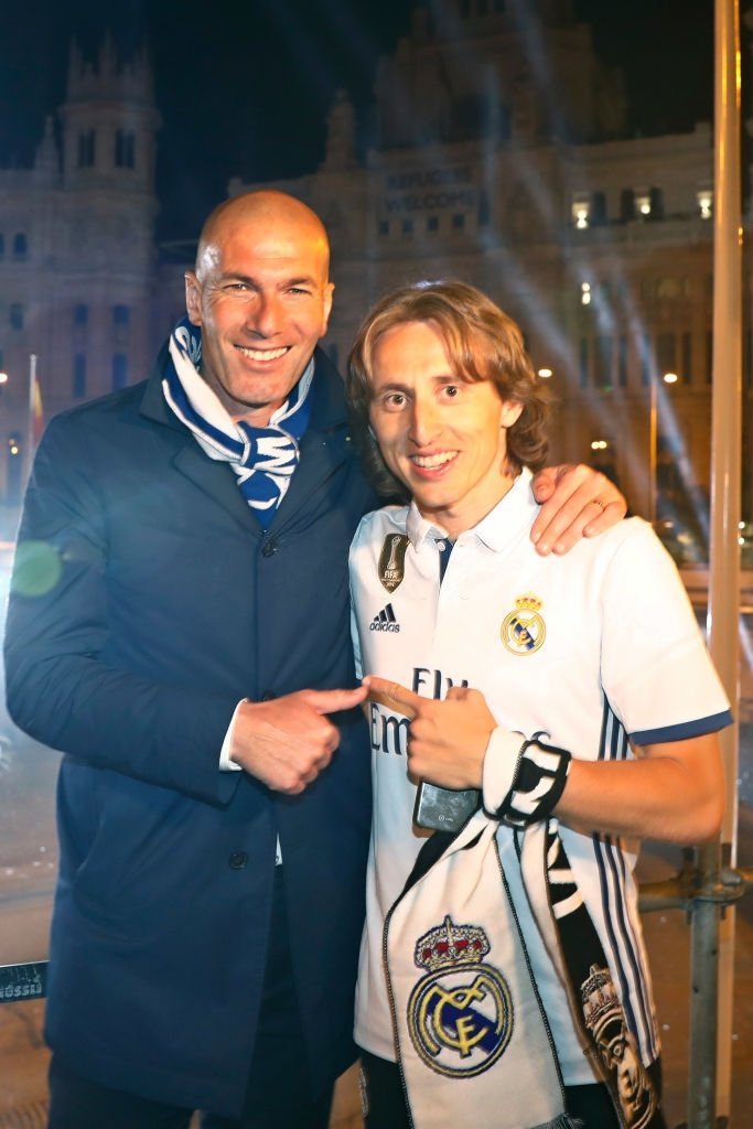 MadridXtra's tweet photo. 🔙🤍 Zinedine Zidane: "After taking over Real Madrid, I realized how the '10' became a completely ordinary jersey. However, it must be worn by a special player, a model of excellence that everyone looks up to, the player everyone wants to become. 

I stood in front of the dressing room and asked the players who they thought should wear it. It will belong to a player who almost never makes a mistake on the pitch and who you look to when the key games get difficult, the one you all look for, the one you all want to pass the ball to. When I finished, everyone was looking at Luka Modrić."