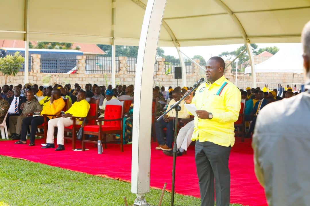 BAVULE Official Posts 🇺🇬 (@bavuleofficial) on Twitter photo During his speech yesterday in Greater Luwero, the <a href="/NRMOnline/">NRM Party</a> Secretariat Principal Rt Hon <a href="/TodwongR/">Todwong Richard</a> thanked President <a href="/KagutaMuseveni/">Yoweri K Museveni</a> for donating the Shs 300 million to the party that he received as a court award from <a href="/DailyMonitor/">Daily Monitor</a> newspaper. During his speech yesterday in Greater Luwero, the <a href="/NRMOnline/">NRM Party</a> Secretariat Principal Rt Hon <a href="/TodwongR/">Todwong Richard</a> thanked President <a href="/KagutaMuseveni/">Yoweri K Museveni</a> for donating the Shs 300 million to the party that he received as a court award from <a href="/DailyMonitor/">Daily Monitor</a> newspaper.