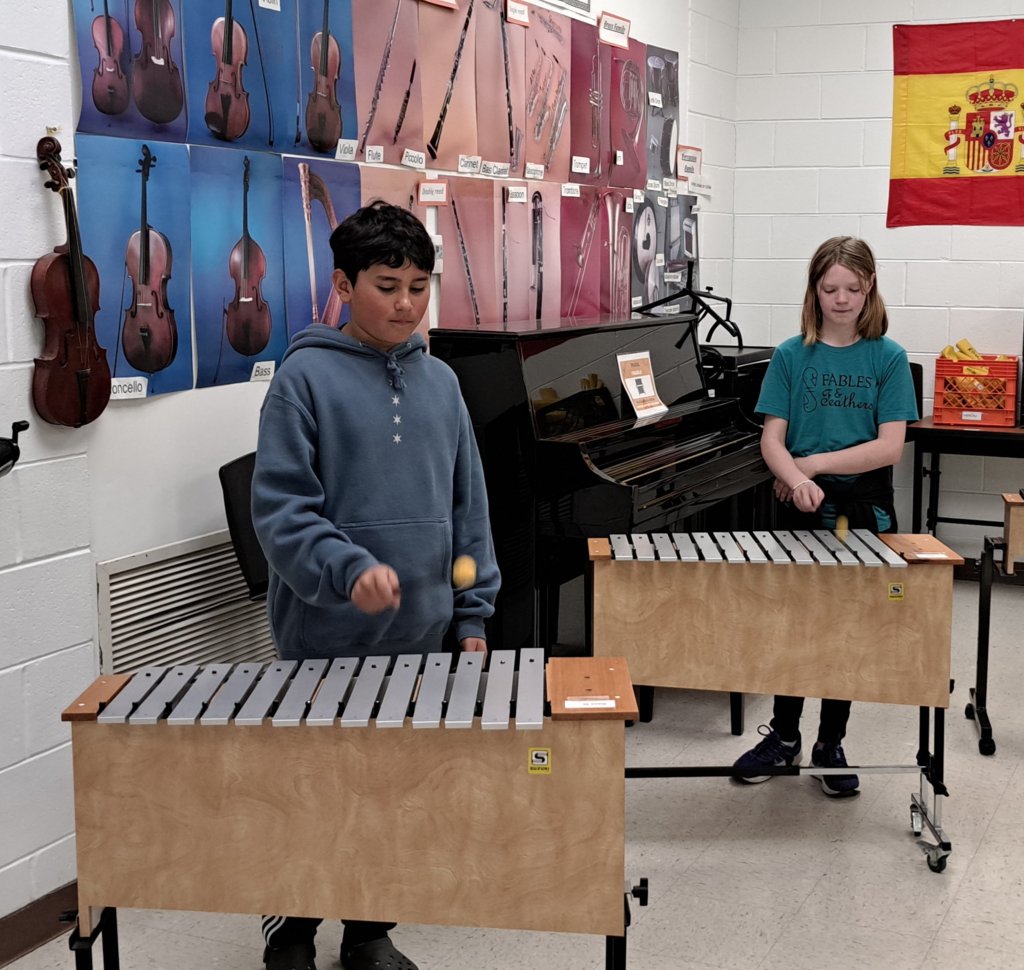 5th graders are enjoying the plate instruments during music class with Mr. Trashorras!
🎶🥁😊
¡Los estudiantes de 5to grado están disfrutando de los instrumentos de placas durante la clase de música con el Sr. Trashorras! 
#JeffersonJourney🐝