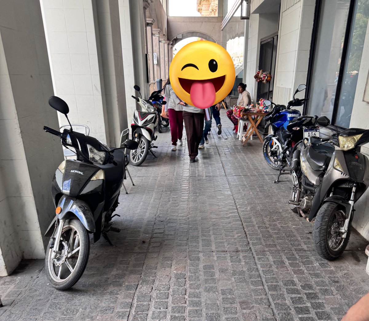 Infractores11's tweet photo. Motos ubicadas en la galería de calle España en el bco Macro, frente a la plaza 9 de julio. @MatiasAssennato https://t.co/2ocMTlzbAK