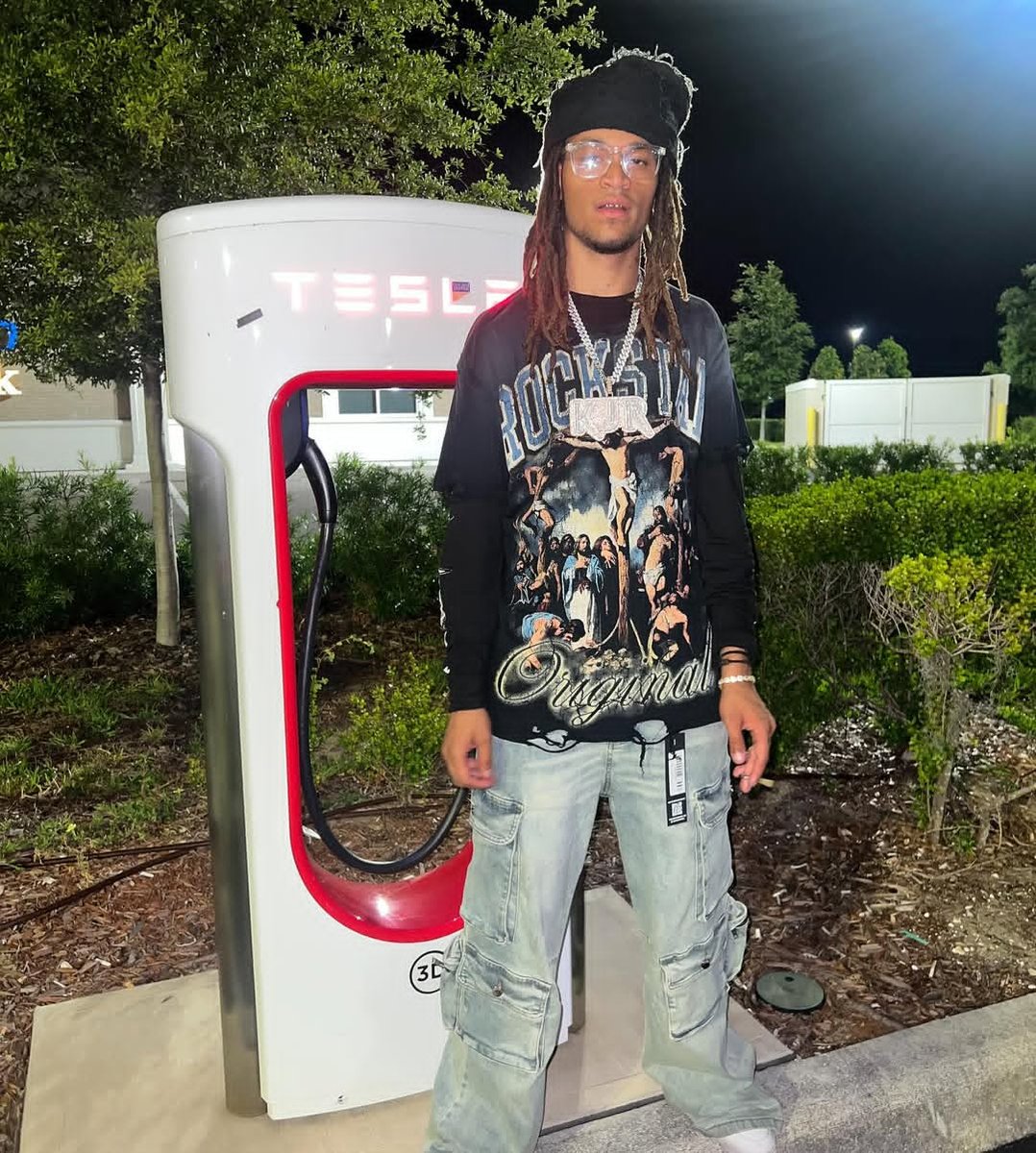 Drip for days 💧
The toughest jeans out rn flex your Rockstar jeans 👖
Show us your style and @ us with those flics 📷️