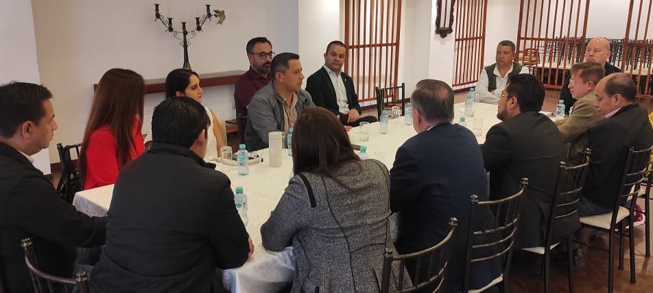 #Azuay | El subsecretario Zonal 6, <a href="/HVasconezV/">Hugo Vásconez Vásquez</a> se reunió con representantes del gremio de turismo para responder inquietudes e informar el estado de la red vial estatal de cara al feriado por la Batalla de Pichincha. 

Todas las vías para ingresar a la provincia están habilitadas