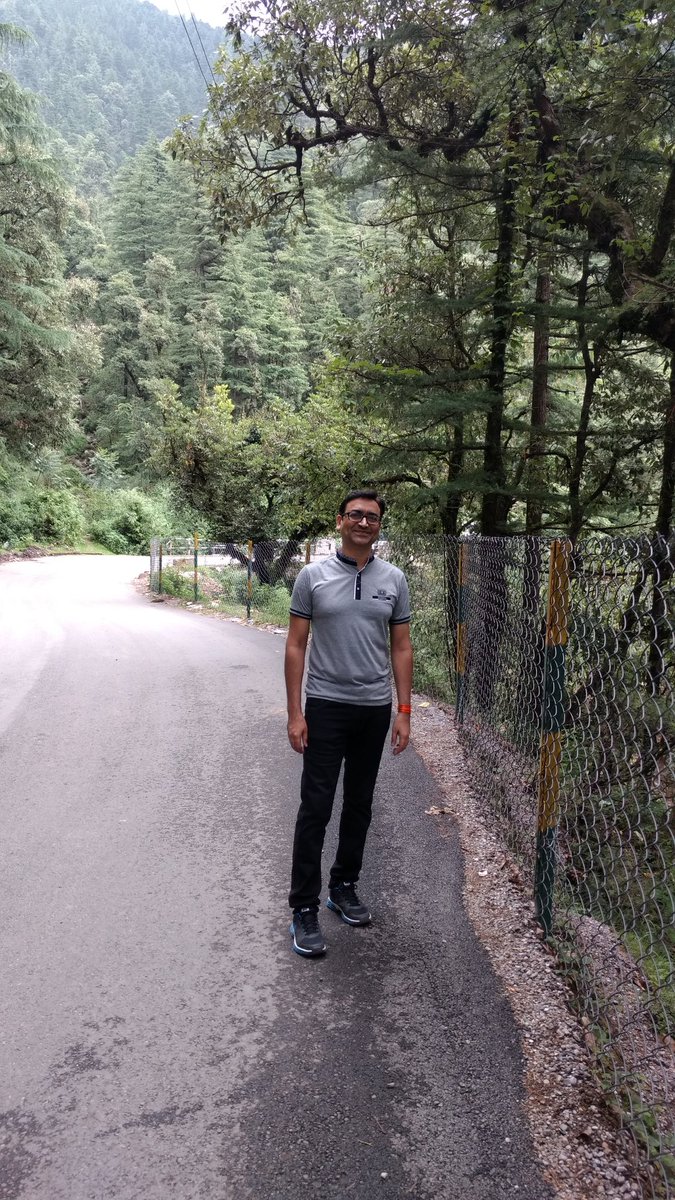 बहुत दूर तक जाना पड़ता है, सिर्फ यह जानने के लिए 
कि 
'नज़दीक कौन है'
🙃🙂