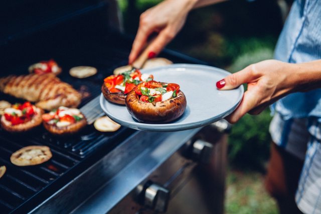 Chips, burgers, sweets, oh my. Your health goals don't have to go out the door at a BBQ. A PeaceHealth registered dietitian shares their tips to make smart (and tasty) choices. ow.ly/Lris50VWKkF