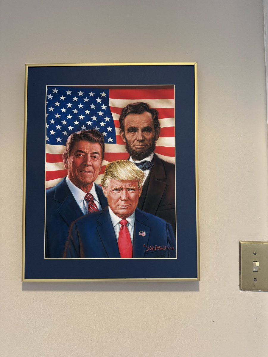 ShawnMcCreesh's tweet image. A new piece of artwork hanging on the walls of the West Wing.