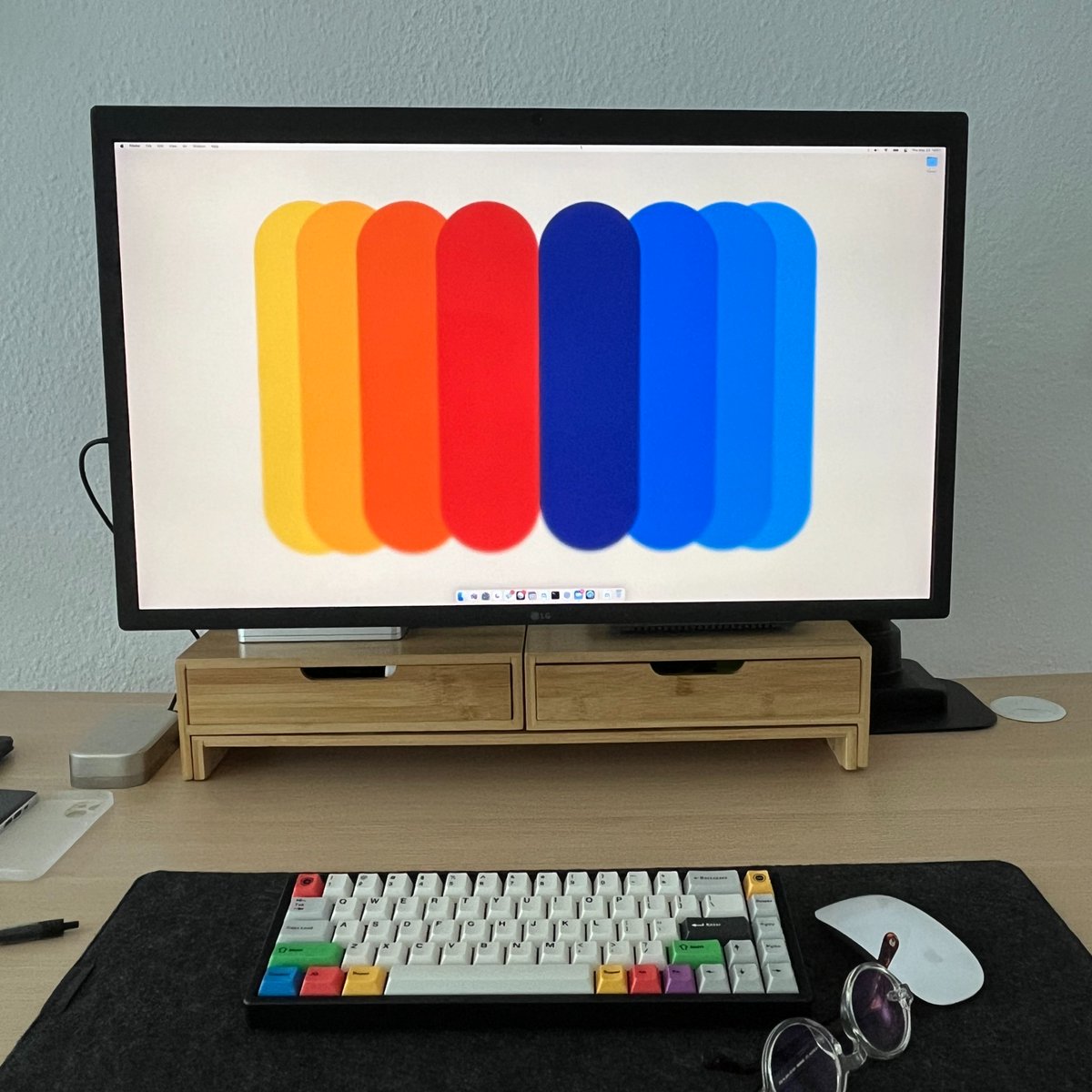 accidentally matched the keyboard colors to the wallpaper https://t.co/Qbo9pXkSIg