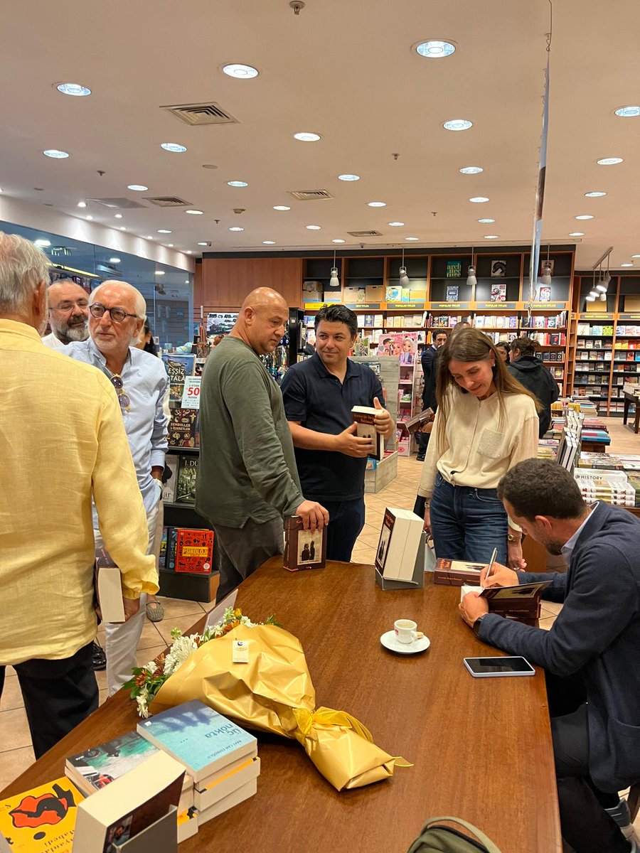 Baki Can Ediboğlu'nun Remzi Kitabevi, Kanyon mağazasındaki imza gününe katılan tüm okurlarımıza teşekkür ederiz. #bakicanediboğlu #imzagünü #kanyon #remzikitabevi