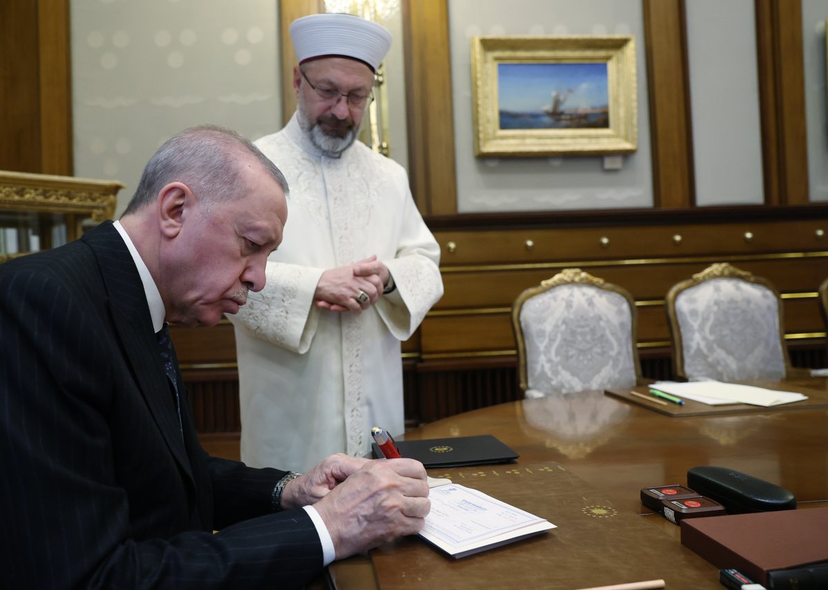 diyanetbasin's tweet photo. Diyanet İşleri Başkanı Prof. Dr. Ali Erbaş, Cumhurbaşkanı Recep Tayyip Erdoğan’ın Türkiye Diyanet Vakfı’na (TDV) 2025 Yılı Vekalet Yoluyla Kurban Kesim Programı kapsamında kurban bağışında bulunduğunu duyurdu.

https://t.co/o8OA7mqVbl https://t.co/FCEGqvE2WJ