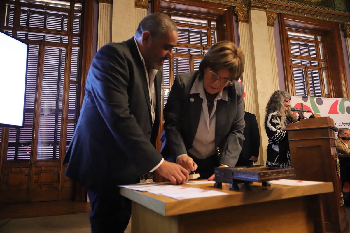 En el acto de instalación del Comité Nacional por el Año Internacional de las Cooperativas, el presidente del Correo Uruguayo, Gabriel Bonfrisco presentó el Sello del Año Internacional de las Cooperativas.