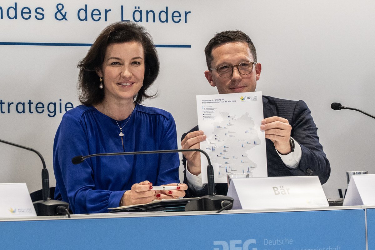 BMBF (@bmbf_bund) on Twitter photo 📣 Es ist entschieden! Ab 2026 fördern wir 70 Exzellenzcluster an 43 Universitäten. Für 7 Jahre investieren Bund und Länder jährlich 539 Millionen Euro! <a href="/DoroBaer/">Dorothee Bär</a> #Wissenschaftsrat #Exzellenz #Forschung #DFG #Exzellenzstrategie #BMFTR 📣 Es ist entschieden! Ab 2026 fördern wir 70 Exzellenzcluster an 43 Universitäten. Für 7 Jahre investieren Bund und Länder jährlich 539 Millionen Euro! <a href="/DoroBaer/">Dorothee Bär</a> #Wissenschaftsrat #Exzellenz #Forschung #DFG #Exzellenzstrategie #BMFTR