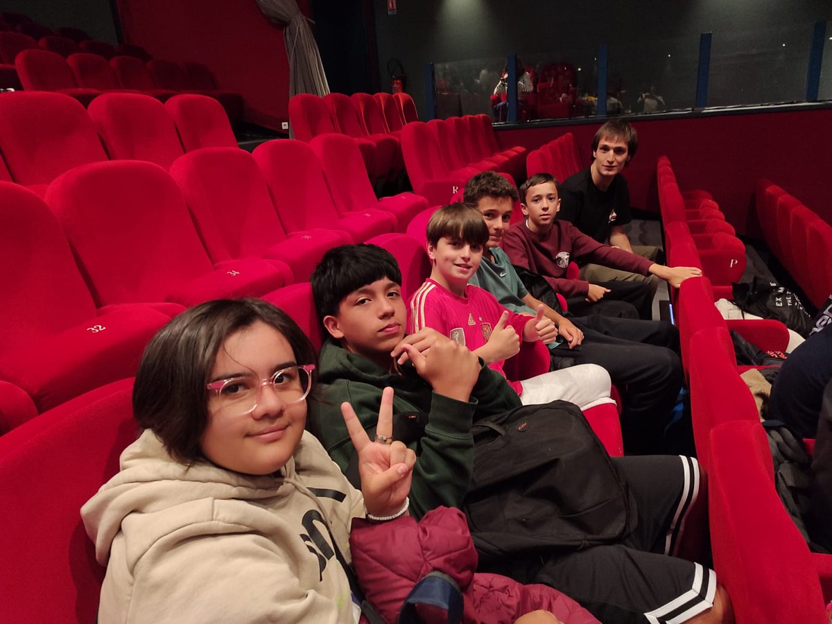 MRE_Eskola's tweet photo. EUS - Gure DBH1eko ikasleak Biarritzen egon dira balleta ikusten. Primeran pasa dute!!

ES - El alumnado de 1°ESO ha estado en Biarritz viendo el ballet. ¡Lo han pasado en grande!

#biarritz #ballet #MRE #lh #egia https://t.co/BLTLCS3Wgm