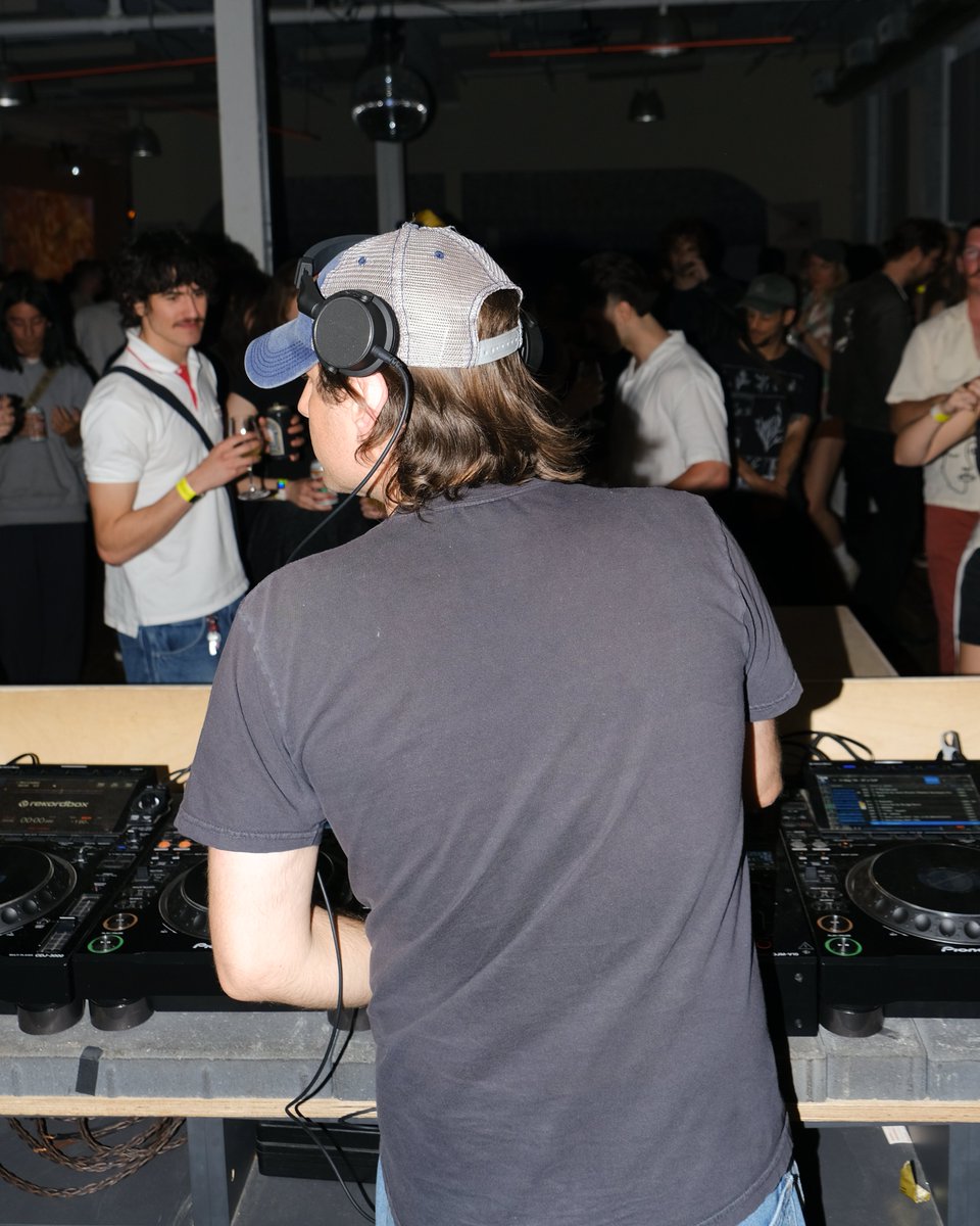 Refraction (@refractiondao) on Twitter photo Tight room. Big system.
Last Friday, Toronto's iconic Standard Time wrapped us in light and sound. A space built for deep listening.
Digital works by <a href="/lm_netwebs/">Lorna Mills</a> <a href="/mitchellfchan/">Mitchell F Chan</a> <a href="/s0mfay/">Somfay 🌈</a> <a href="/isthisanart_/">Sarah Friend</a> <a href="/dmitricherniak/">Dmitri Cherniak</a> <a href="/omgblog/">OMG.BLOG</a> set the tone before a special b2b from DJ Python & Tight room. Big system.
Last Friday, Toronto's iconic Standard Time wrapped us in light and sound. A space built for deep listening.
Digital works by <a href="/lm_netwebs/">Lorna Mills</a> <a href="/mitchellfchan/">Mitchell F Chan</a> <a href="/s0mfay/">Somfay 🌈</a> <a href="/isthisanart_/">Sarah Friend</a> <a href="/dmitricherniak/">Dmitri Cherniak</a> <a href="/omgblog/">OMG.BLOG</a> set the tone before a special b2b from DJ Python &