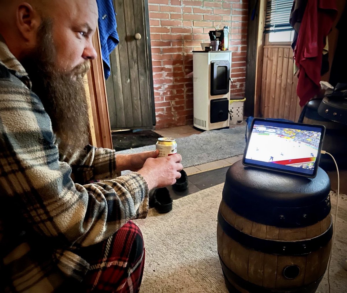 Tuohivirsun kisakatsomo. 
Sisällä olis telkkaria ja videotykkiä, mutta ei, pakko saunatuvalla tuosta padista yrittää tihrustaa. 
Jenkeillä on kyllä paras maalibiisi koskaan 👌