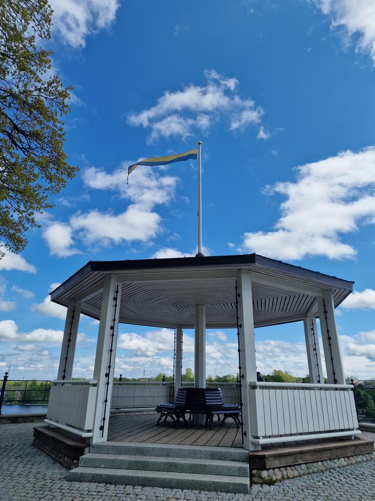 KarmenJoller's tweet image. Today’s cabinet meeting was held in Narva – Estonia’s beautiful border city. We visited Narva Museum, a messenger to Russia. Remember the May 9 banners calling Putin a war criminal? Director Maria Smorzhevskihh-Smirnova earned the European of the Year title for this bold act. In…