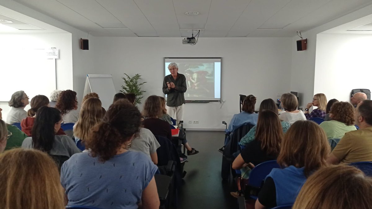 Ens trobem a la magnífica conferència de la Xarxa de Comprensió Lectora #XCL 📖 de #Gràcia, #Sarrià i #Sants, amb el Dr. Juli Palou: “Com podem promoure una lectura crítica?” Un plaer absolut! #ELICCEB #SEI