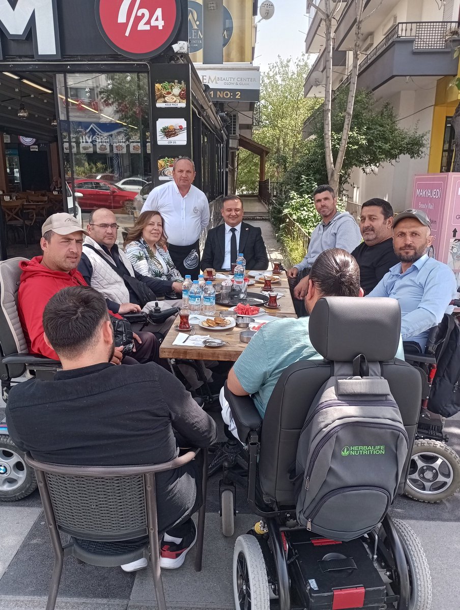 Ankara Engelliler Derneği ilçemizi ziyaret ettiler.Engelli Bireylerin yaşadığı temel sorunların belirlenmesi,kamu hizmetlerine erişimlerinin artırılması ve Engelliler Bakanlığı’nın kurulması amacıyla TBMM'de kabul edilen Meclis Araştırma Önergemiz için bilgilendirmede bulunduk.