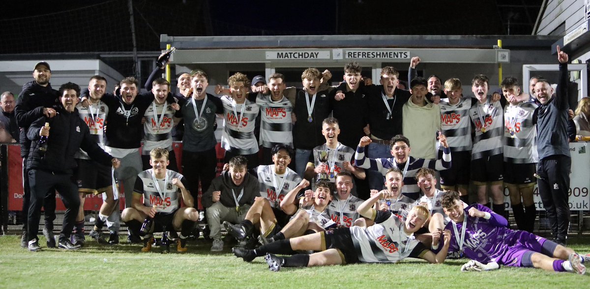 robrambles's tweet image. This time last week 🏆.

Unbelievable effort throughout the season. 

An amazing group of overachievers ✅