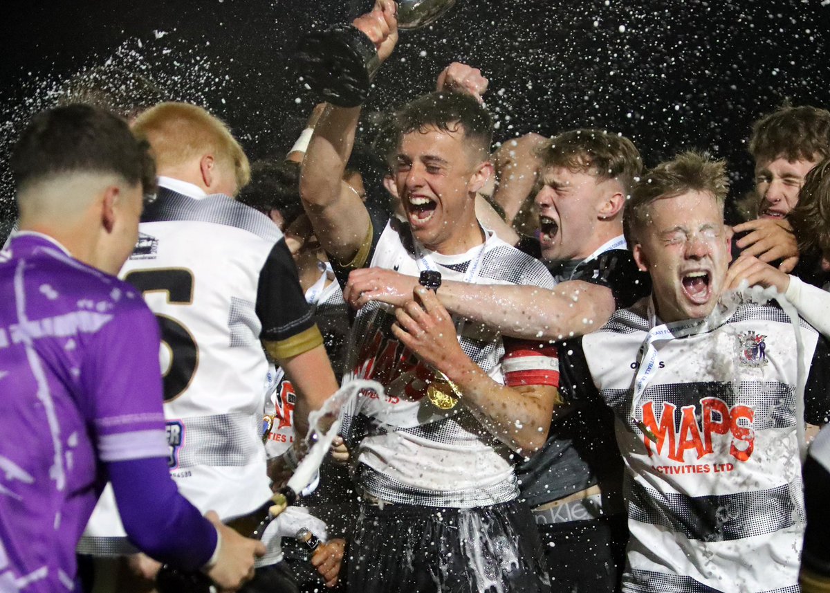 robrambles's tweet image. This time last week 🏆.

Unbelievable effort throughout the season. 

An amazing group of overachievers ✅