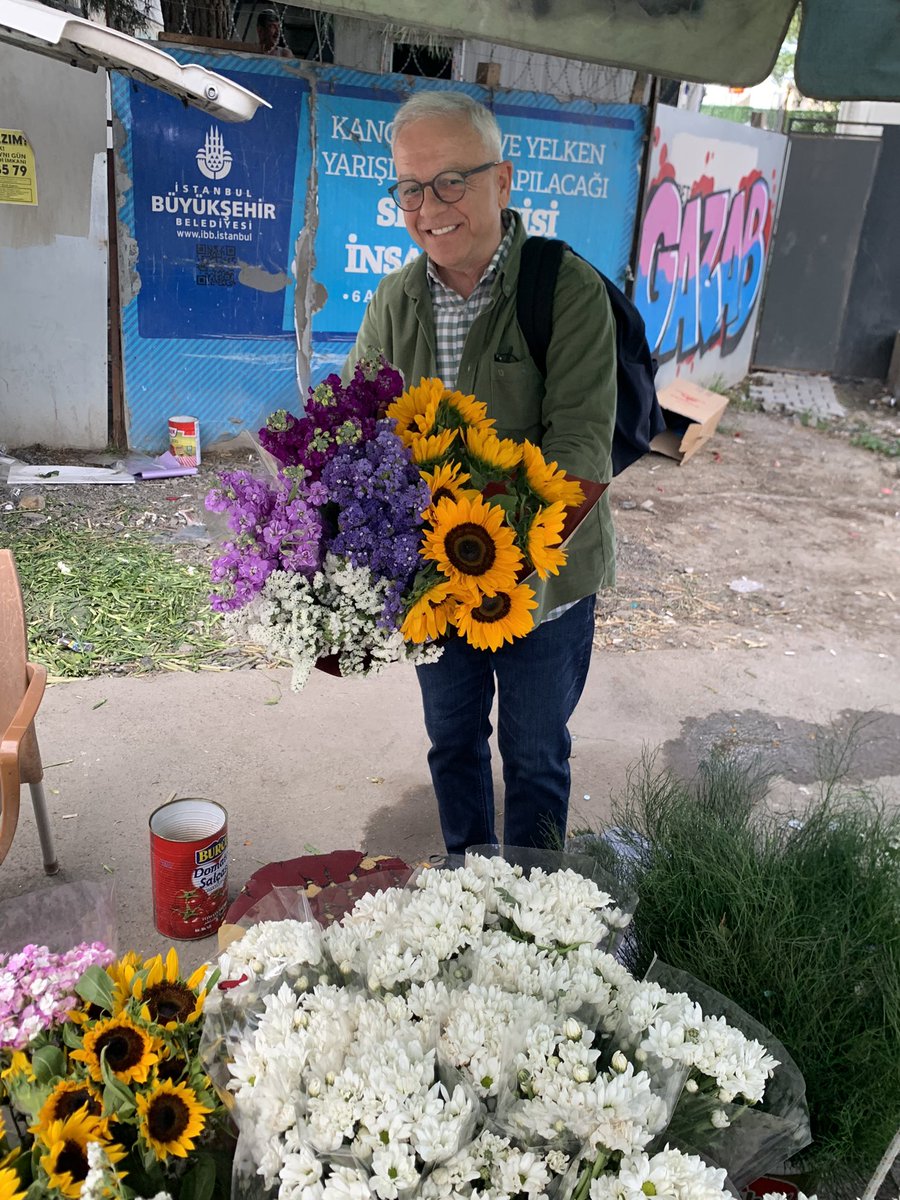 çiçekçide bu amcayla tanıştım dedim ne kadar güzel çiçekler aldınız öyle her perşembe evımızın temızlık günü karım yoruluyo diye alıyorum almazsam beni eve sokmuyo yemek vermıyo diyo ndjskslks e kraliçedir ki🤍