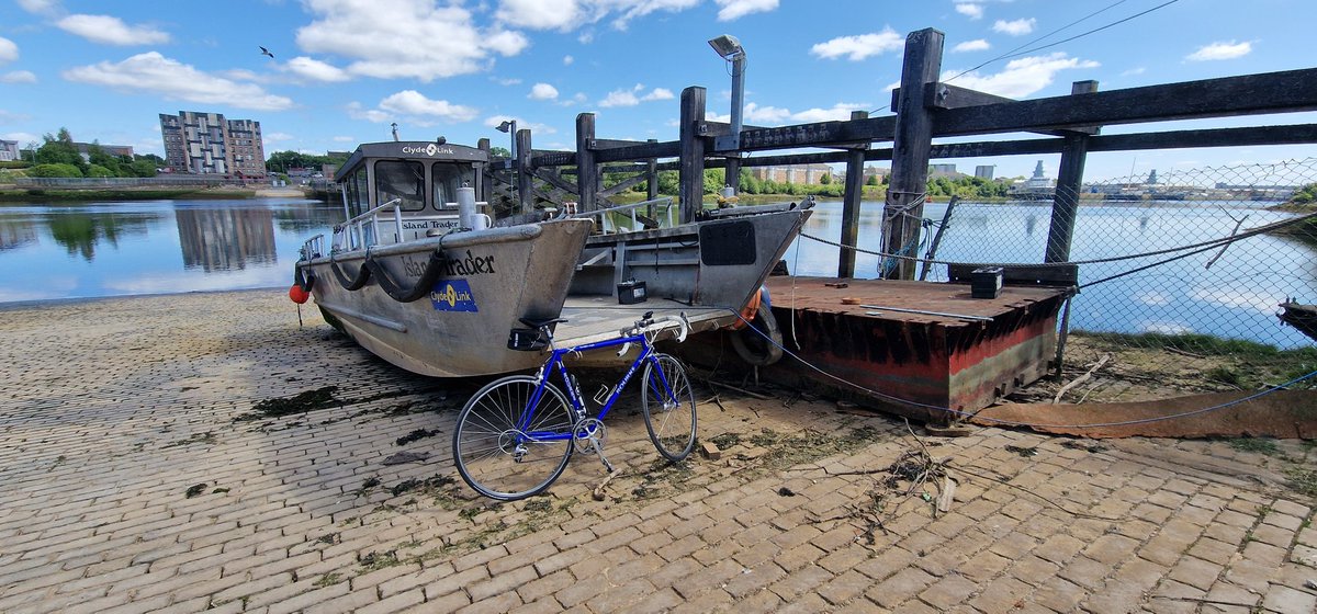 tdf8's tweet photo. @therenfrewferry Is this a genuine account or has someone left a bot posting?  I was at the ferry this morning and there was no ferry......  the one in the pic has no engine, or anything else for that matter. https://t.co/O9hfCwHkP3