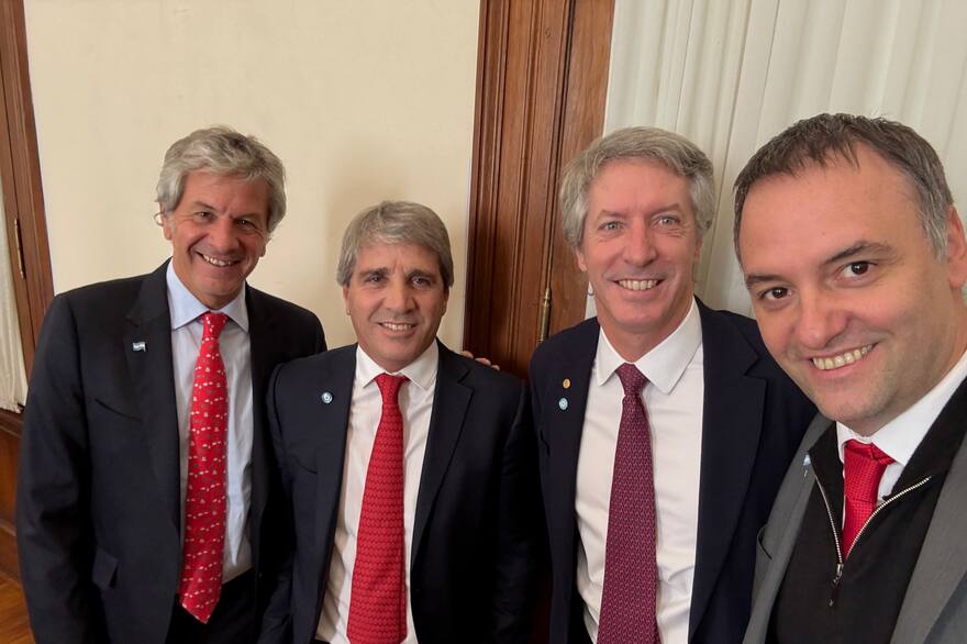 dalesmm's tweet photo. “Tus dólares, tu decisión”, el nuevo capítulo de la saga libertaria.

Después de pasarse tres pueblos con el ajuste y dejar la economía más seca que tu bombacha cuando ves esta foto, ahora vienen a "monetizar" con los dólares del colchón.

Spoiler: ni el FMI los salva. https://t.co/JELdo8uztp