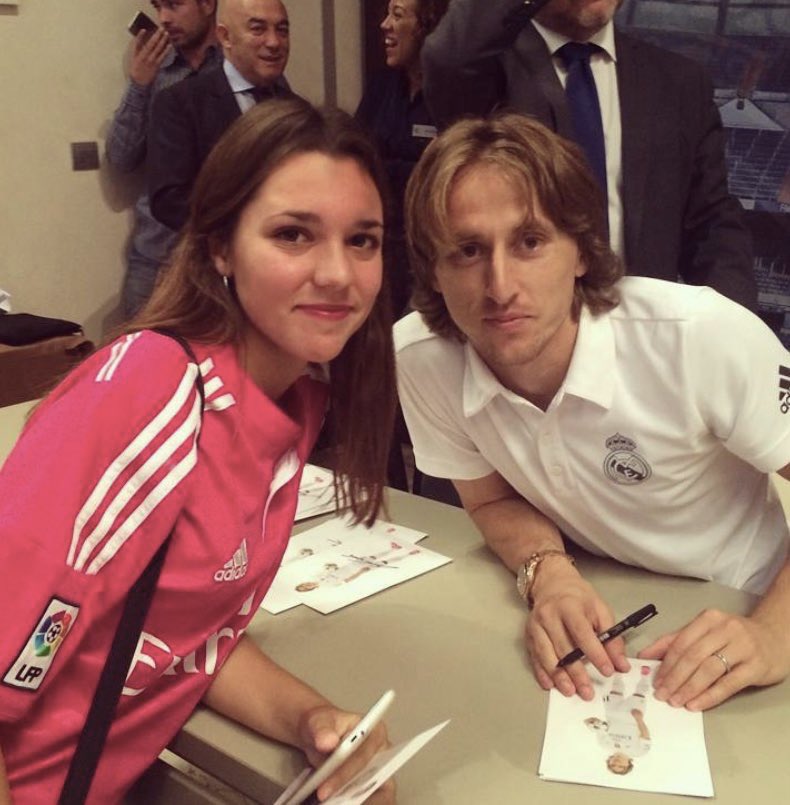Atentamente: una adolescente que creció contigo, una joven que se deleitó con tu juego, una persona que disfruta profundamente escribir acerca de ti y de un amigo.

Te quiero, Luka💙
<a href="/lukamodric10/">Luka Modrić</a>