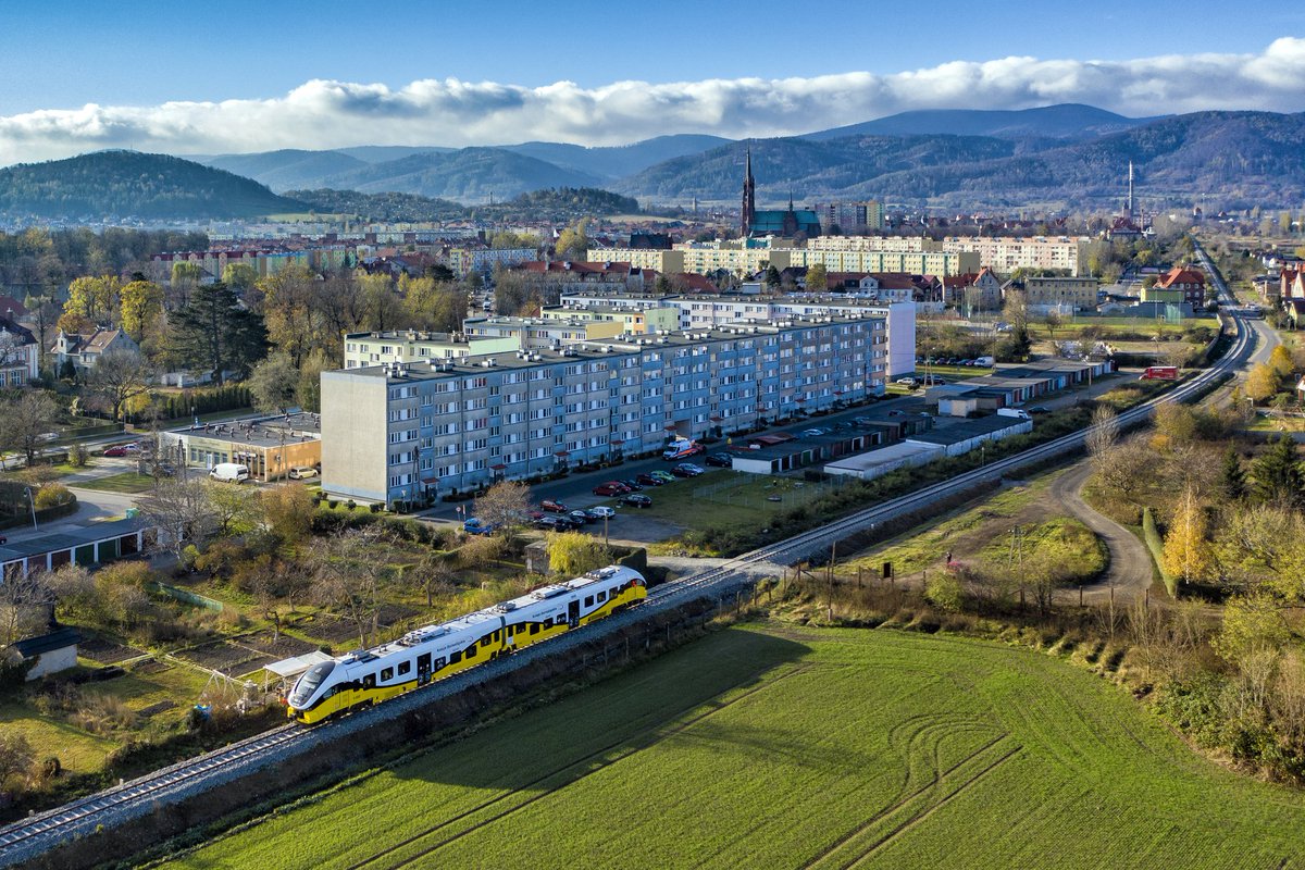 Kolej na Góry Sowie 🚂🚃! 

📣Rusza kolejny etap rewitalizacji!

Po prawie 5️⃣0️⃣ latach wrócą pociagi🚄
do Srebrnej Góry!

Więcej:
facebook.com/share/p/18ssgE…